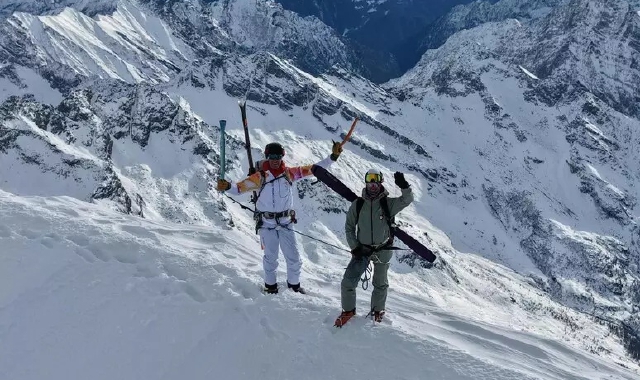 La fiamma olimpica in vetta al Monte Rosa (foto Ansa)