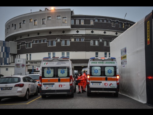 Aggredita a coltellate in casa dall'ex, grave donna di 31 anni