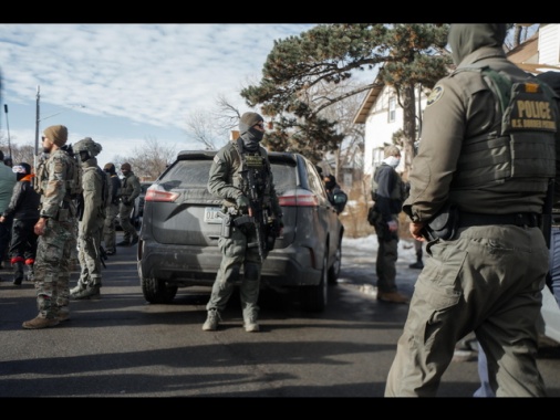 Nuovi scontri a Minneapolis, agenti Ice trascinano donna fuori dall'auto