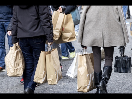 Bankitalia, le famiglie frenano i consumi, in aumento il risparmio