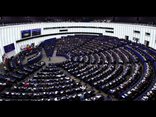 Tre grandi partiti Ue chiedono lo stop all'accordo sui dazi con Usa