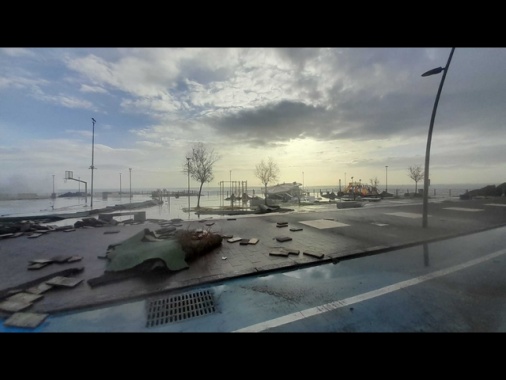 ++ Maltempo, mareggiate su Catania, evacuate decine di famiglie ++