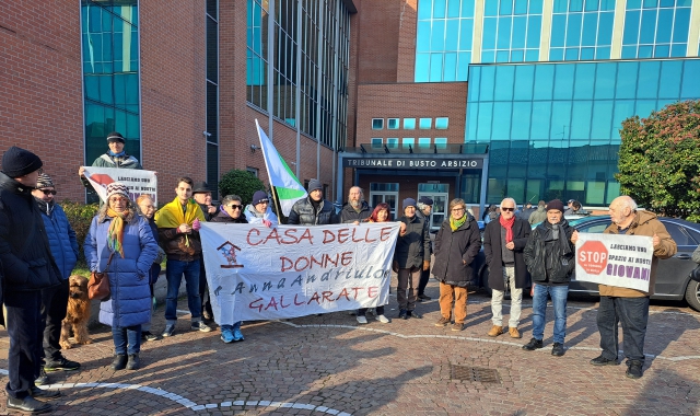 I manifestanti fuori dal tribunale di Busto Arsizio sostengono gli attivisti di via Curtatone