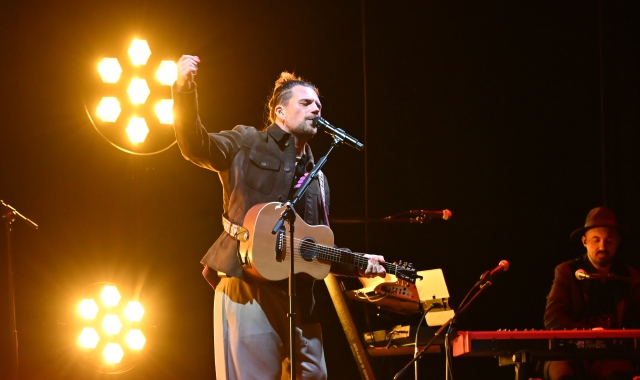 Tutto esaurito al Teatro Condominio di Gallarate dove un grande Enrico Nigiotti ha dato il via al suo nuovo tour (foto Angelo Puricelli)