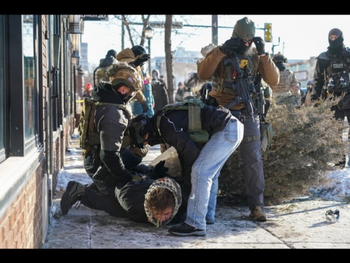 Governatore Minnesota, Trump fermi subito i raid Ice a Minneapolis