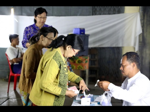 Aprono le urne in Myanmar, partito filo-militare è favorito