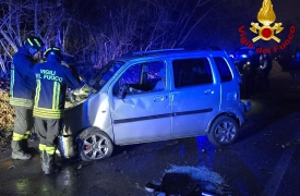 Auto fuori strada: spavento e un ferito lieve