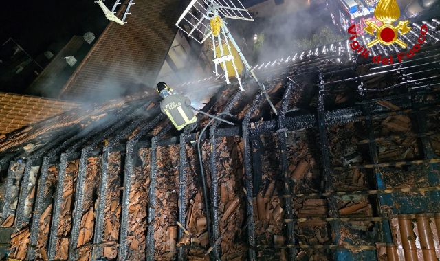 Rogo ad Albizzate, in fiamme il tetto di un edificio di tre piani