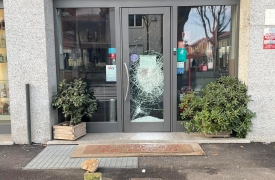 Tre spaccate in una notte: allarme furti a Parabiago