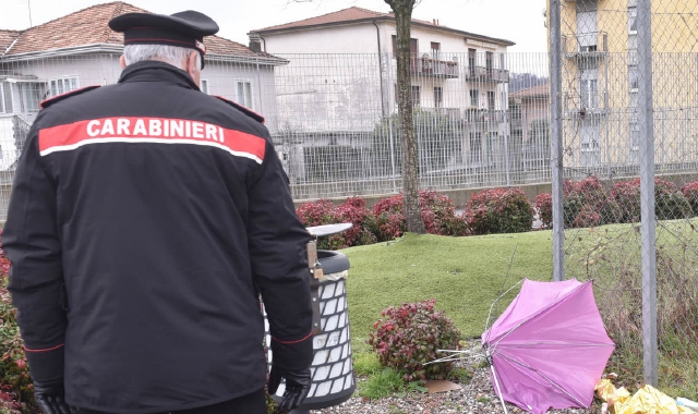 I carabinieri sul luogo dell’aggressione, alla stazione ferroviaria di Arcisate, la mattina dopo lo sparo 