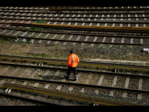 Treno merci urta ragazzino che attraversa binari nel Bolognese, ferito