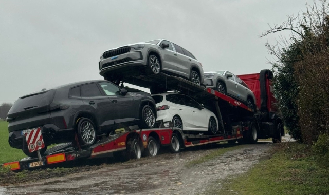 La bisarca è rimasta infossata in via Brodoloni a Saronno