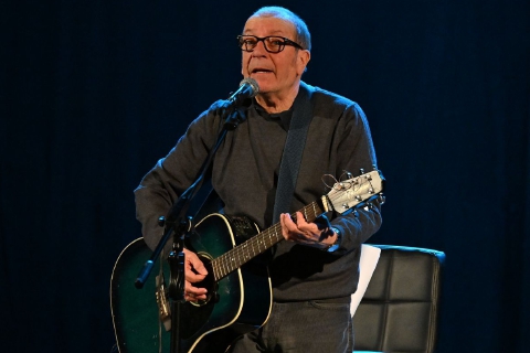 Parole, musica e battute: le “Storie sconcertanti” di Vergassola