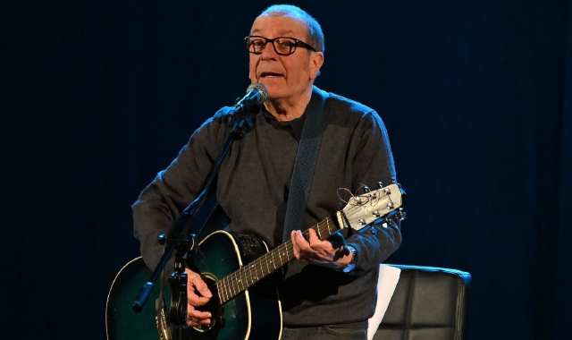 Dario Vergassola sul palco del teatro Sociale di Busto Arsizio (foto Domenico Ghiotto)