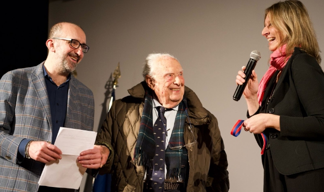 Giancarlo Colombo, 102 anni, è stato premiato con la medaglia della gentilezza