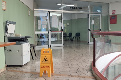 Busto, giudici di pace: «Cause rinviate al 2032»