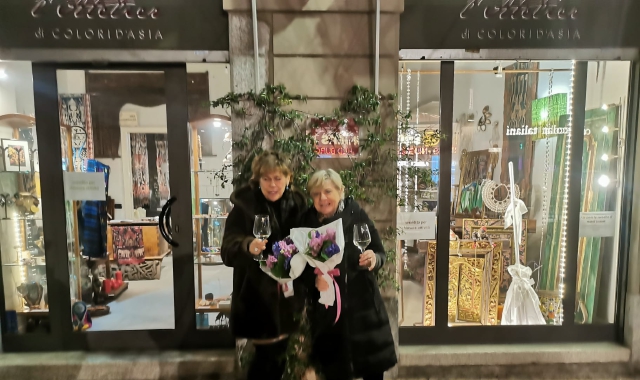 Le sorelle Lorena e Regina Bollasina davanti al loro negozio