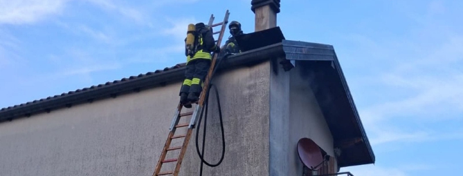 Incendio sul tetto: intervento dei vigili del fuoco