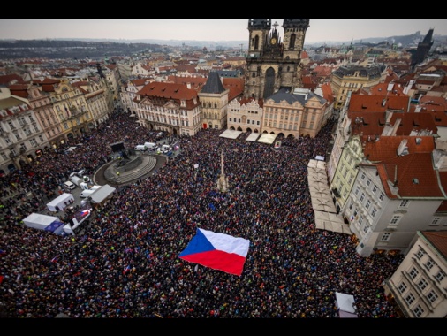 Decine di migliaia in piazza a Praga a sostegno del presidente