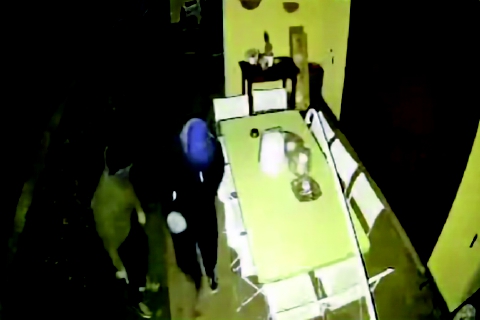 Vede i ladri sull’app e li fa scappare: «Siamo assediati»