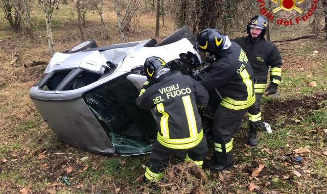 Si ribalta in auto: 20enne soccorsa