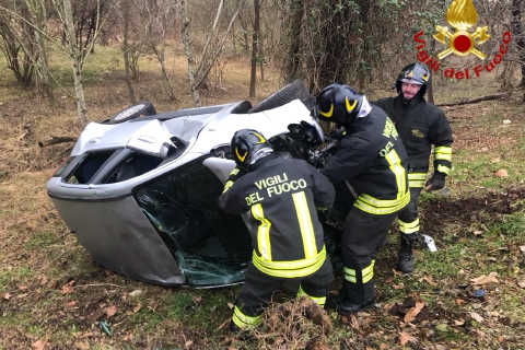 Si ribalta in auto: 20enne soccorsa