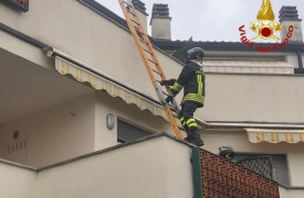 Cade in casa, arrivano i vigili del fuoco