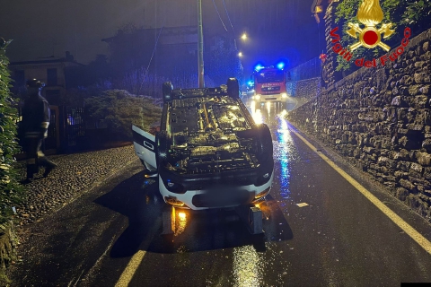 Auto ribaltata, 54enne soccorso e portato in ospedale