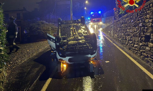 Auto ribaltata, 54enne soccorso e portato in ospedale