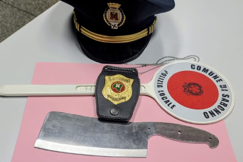 Gira con la mannaia nei pantaloni: denunciato