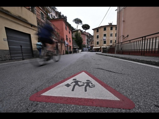 Papà spintona e prende a pugni maestra elementare a Piacenza