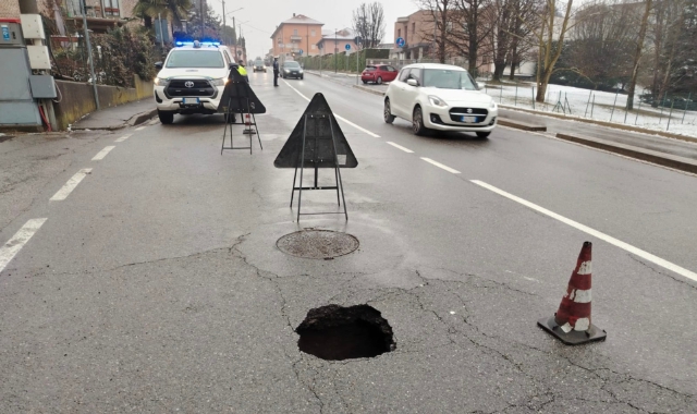 La buca che si è aperta sulla Briantea a San Salvatore