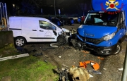 Furgone contro auto in sosta, danneggiato anche un contatore del gas