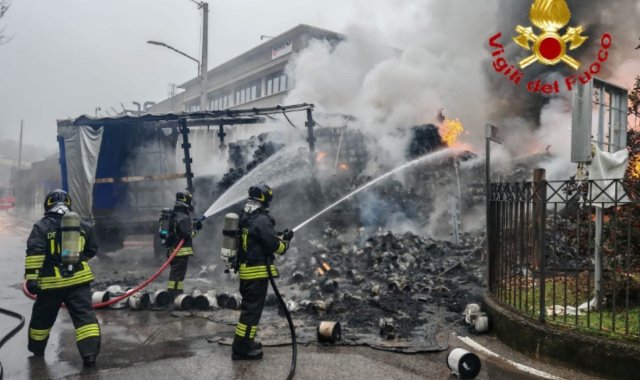 Le operazioni di spegnimento dei vigili del fuoco