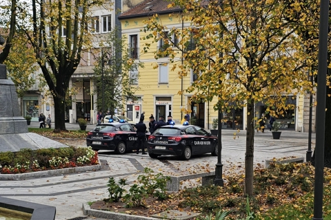 Preso a pugni mentre aspetta il nipote fuori da scuola