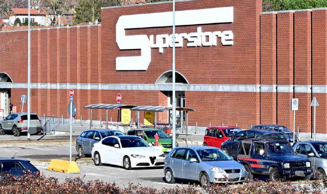 Ruba rasoi elettrici e paga le patatine all’Esselunga