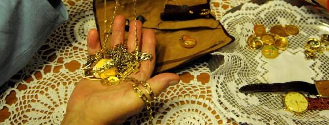 Si finge finanziere, arrestato: «Come devo fare per campare?»