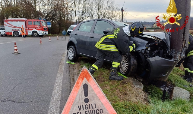 L’intervento dei vigili del fuoco per l’auto finita contro il palo della luce
