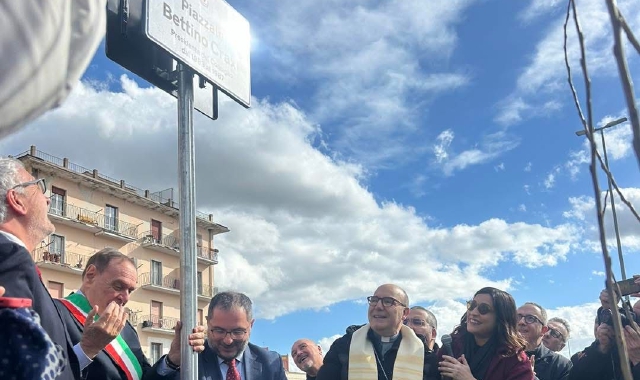 La cerimonia d’intitolazione della piazza a Bettino Craxi