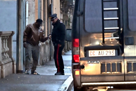 Orina in strada e prende a pugni l’insegnante che lo sgrida
