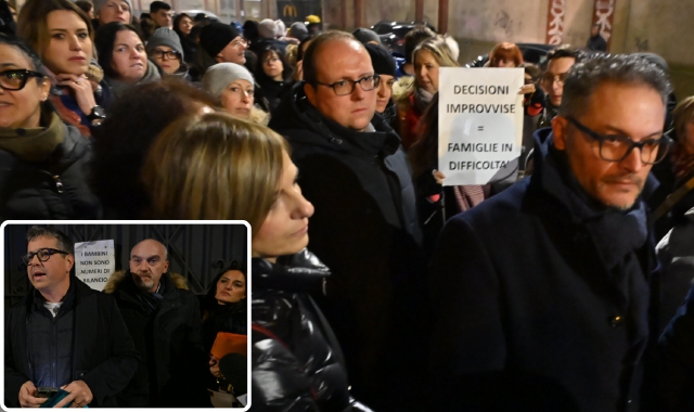 In alto, Andrea Cassani, Massimo Gnocchi e  Belinda Simeoni durante il Consiglio comunale di ieri sera. A lato, la precedente protesta dei genitori  (foto Puricelli)