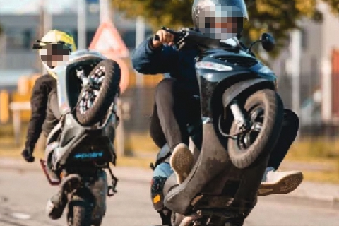 L’impennata, il sorpasso, lo scontro: tre feriti