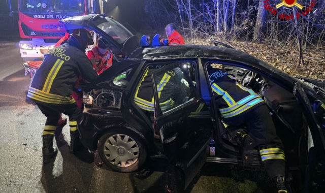 In auto contro un albero: soccorso 43enne