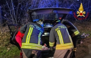 In auto contro un albero: soccorso 43enne
