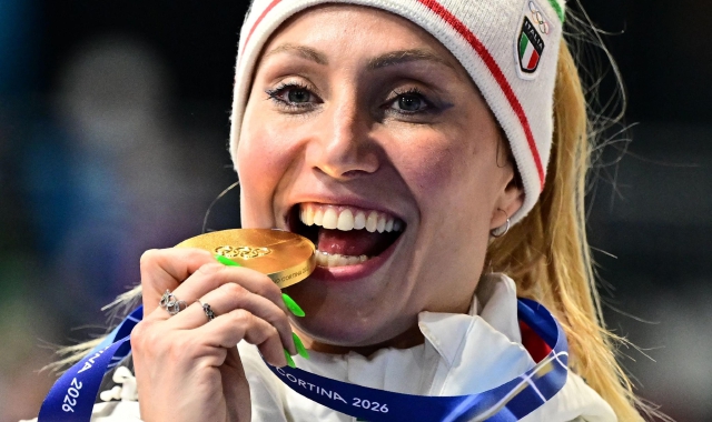 Francesca Lollobrigida con la medaglia d’oro dei 5000 metri (foto Julien De Rosa/AFP)
