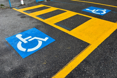 Usa il pass disabili della suocera morta: denunciato