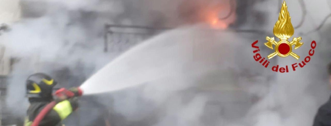 Incendio sul balcone, condominio evacuato