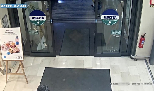 Tenta di sequestrare una bimba di un anno e mezzo e le rompe il femore