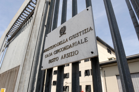 Fuoco e aggressioni: rivolta in carcere a Busto Arsizio