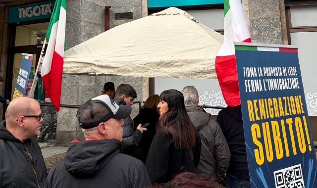 Remigrazione, raccolte 186 firma in piazza a Gallarate